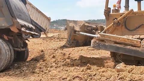 铁甲轰鸣中的解压藝術 土石方工程推土机群的繁忙交响