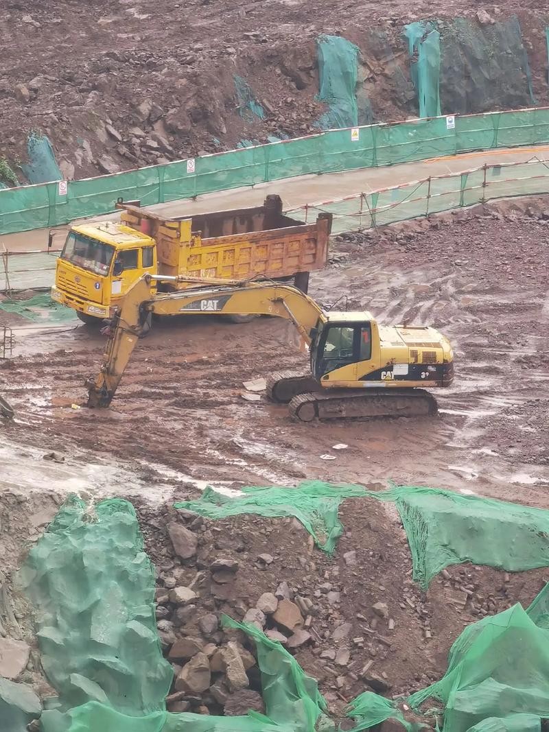 泥泞与柴油 一个土石方人的雨天工地自白